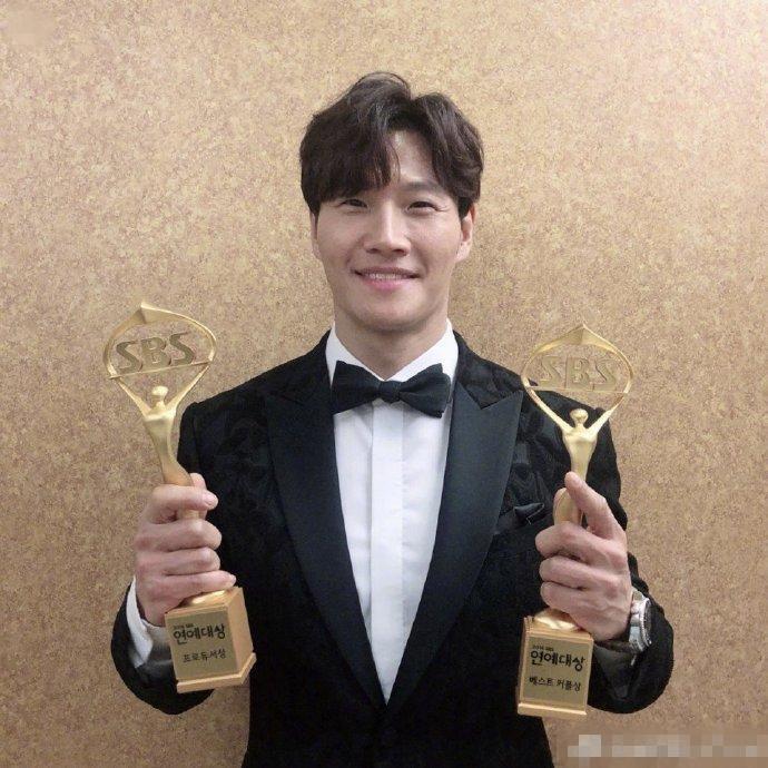 金钟国洪真英喜提最佳情侣奖, 网友: 请你们原地结婚!