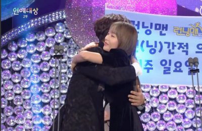 ​金钟国洪真英喜提最佳情侣奖, 网友: 请你们原地结婚!