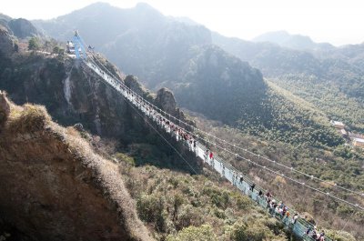 ​安徽芜湖：马仁奇峰飞龙玻璃桥景区游客火爆