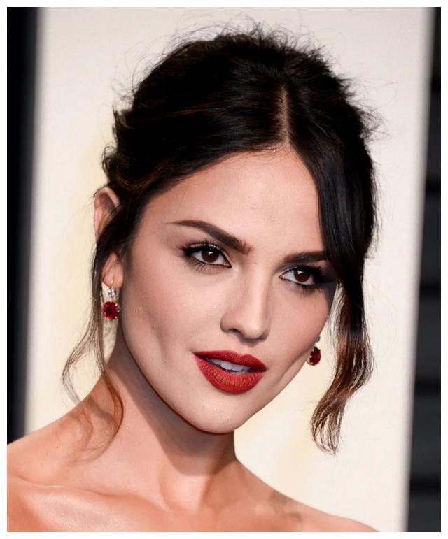 俘获甜茶的美艳御姐,她是谁?