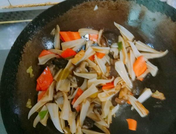 鸡身上最好吃的部位,不是鸡腿而是它,嚼起来嘎嘣脆,老人吃最好