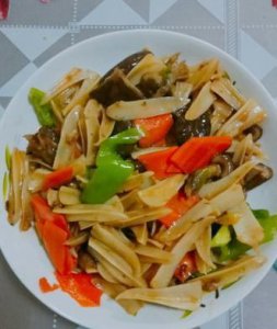 ​鸡身上最好吃的部位，不是鸡腿而是它，嚼起来嘎嘣脆，老人吃最好