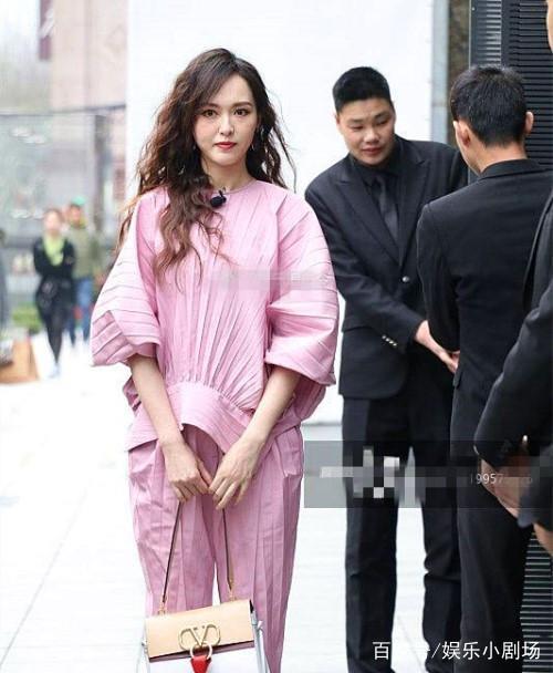 36岁唐嫣活动生图曝光,离开了精修照,女神终于有了年龄感