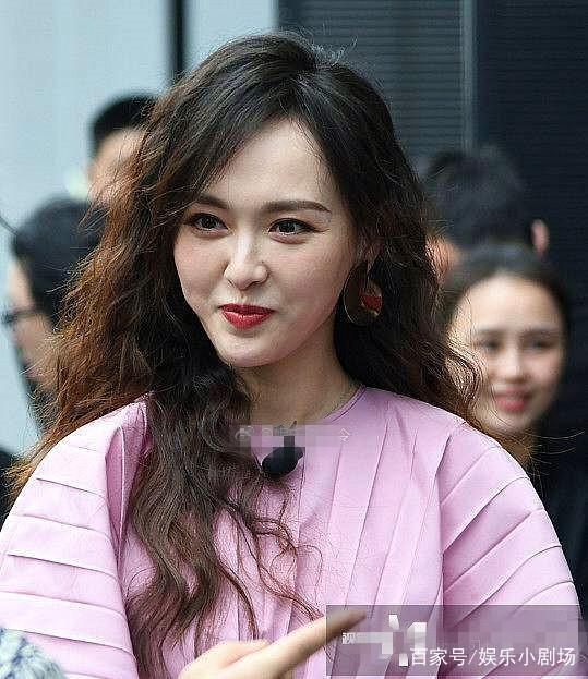 36岁唐嫣活动生图曝光,离开了精修照,女神终于有了年龄感