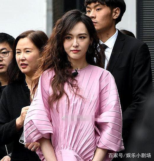 36岁唐嫣活动生图曝光,离开了精修照,女神终于有了年龄感