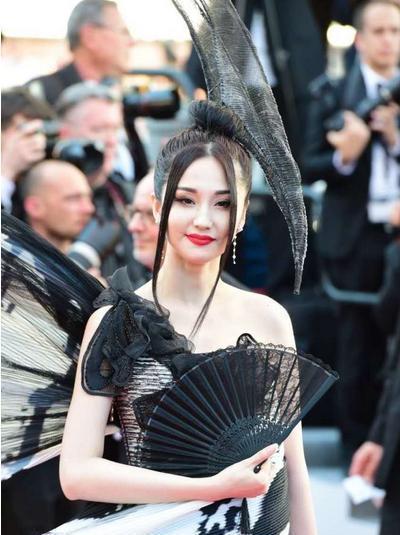 当初她横插一脚, 让林心如爱恨两难, 如今抢尽了范爷的风头