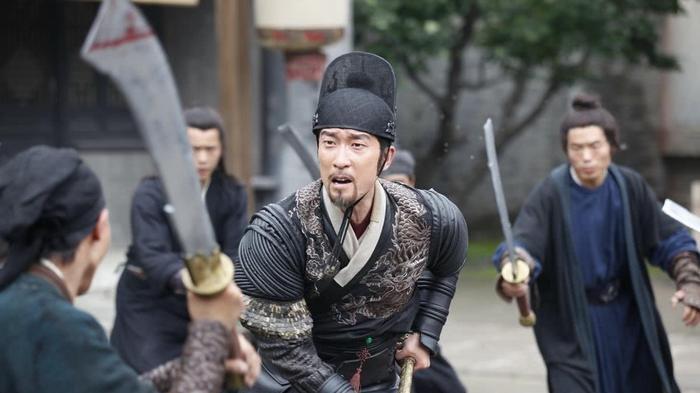 南京的千年古墓中,发现一个海之蓝酒瓶,价值达到上亿元