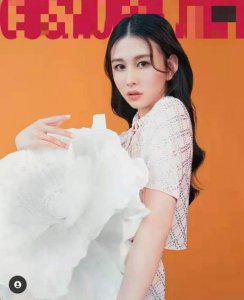 ​邱淑贞20岁女儿晒美照，五官精致身材比例好，被赞最美星二代