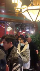 ​郑恺苗苗同框与粉丝合影，穿情侣装甜蜜十足，苗苗产后两月瘦脱相