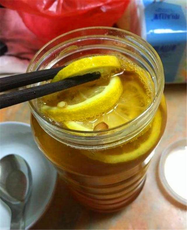 这5种柠檬味的饮料，柠檬水算甜的，最后1个“酸出天际”