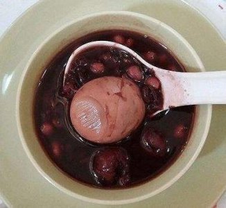​黑豆糖水搭配一个鸡蛋，每个星期吃一碗，身体棒还能美颜