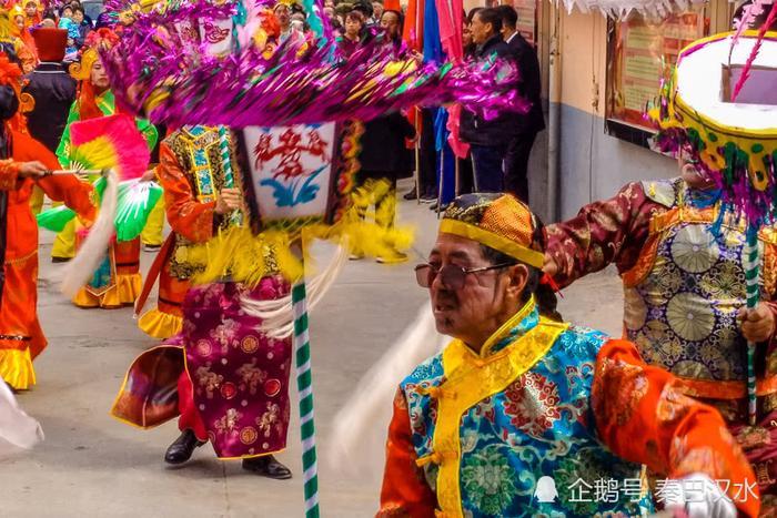 陕北这种秧歌平时看不到,闹元宵农村人真实表演,场面热闹