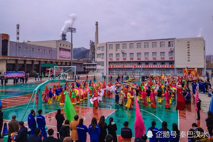 陕北这种秧歌平时看不到,闹元宵农村人真实表演,场面热闹