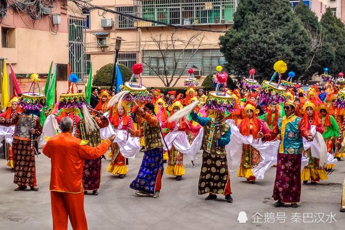 陕北这种秧歌平时看不到,闹元宵农村人真实表演,场面热闹