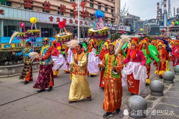 陕北这种秧歌平时看不到,闹元宵农村人真实表演,场面热闹
