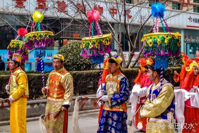 陕北这种秧歌平时看不到,闹元宵农村人真实表演,场面热闹