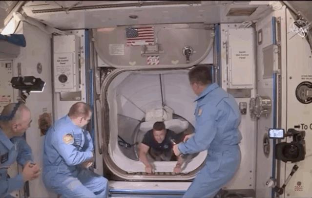 龙飞船与国际空间站对接成功,直播五位宇航员太空汇合!马斯克终于松了一口气