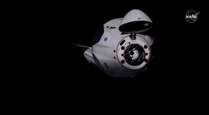 龙飞船与国际空间站对接成功,直播五位宇航员太空汇合!马斯克终于松了一口气