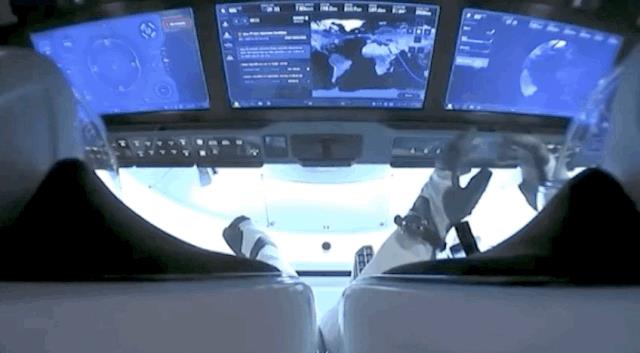 龙飞船与国际空间站对接成功,直播五位宇航员太空汇合!马斯克终于松了一口气