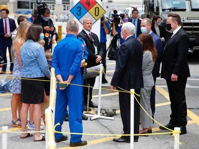 龙飞船与国际空间站对接成功,直播五位宇航员太空汇合!马斯克终于松了一口气