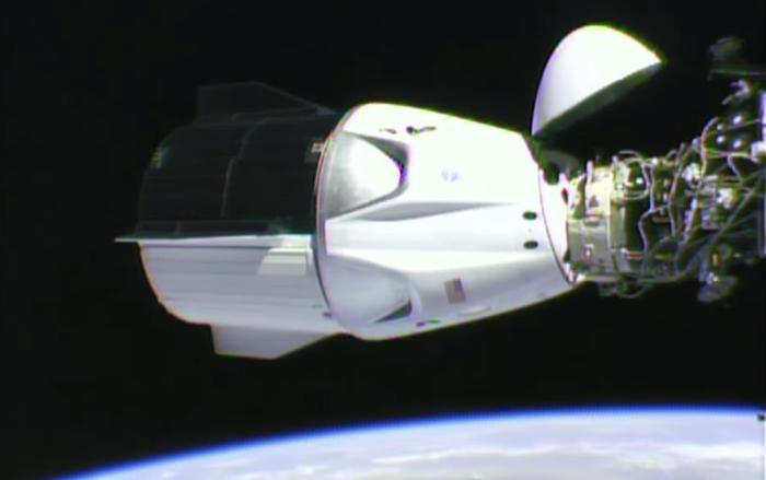 龙飞船与国际空间站对接成功,直播五位宇航员太空汇合!马斯克终于松了一口气