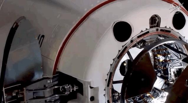 龙飞船与国际空间站对接成功,直播五位宇航员太空汇合!马斯克终于松了一口气