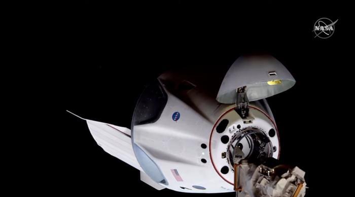 龙飞船与国际空间站对接成功,直播五位宇航员太空汇合!马斯克终于松了一口气