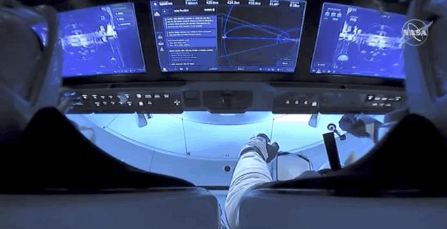 龙飞船与国际空间站对接成功,直播五位宇航员太空汇合!马斯克终于松了一口气