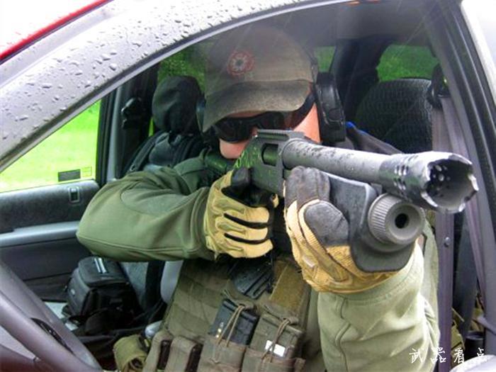 雷明顿超短型霰弹枪，装上破门制退器，成美军最爱的战斗利器