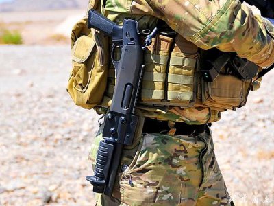 ​雷明顿超短型霰弹枪，装上破门制退器，成美军最爱的战斗利器