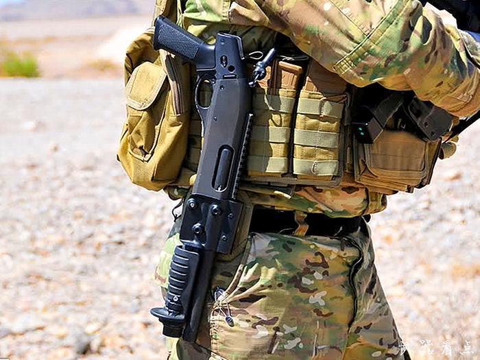 雷明顿超短型霰弹枪，装上破门制退器，成美军最爱的战斗利器