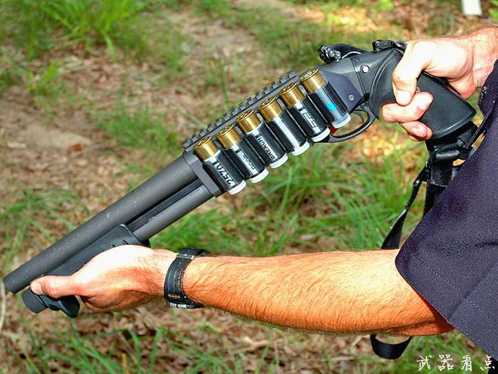 雷明顿超短型霰弹枪，装上破门制退器，成美军最爱的战斗利器