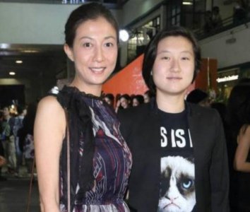 ​19岁吴卓林与31岁女友结婚，婚后晒合影，英语配文已说出了很多