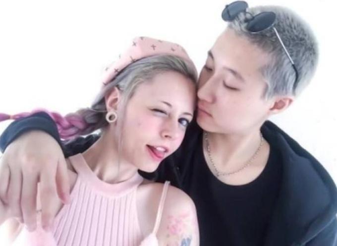 19岁吴卓林与31岁女友结婚,婚后晒合影,英语配文已说出了很多