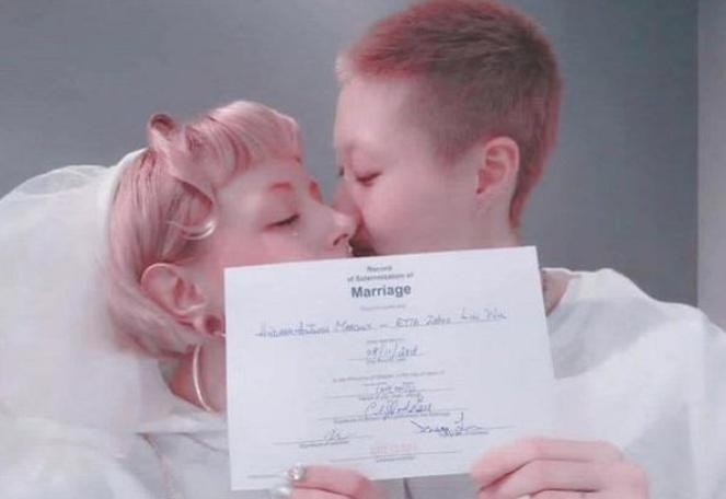 19岁吴卓林与31岁女友结婚,婚后晒合影,英语配文已说出了很多