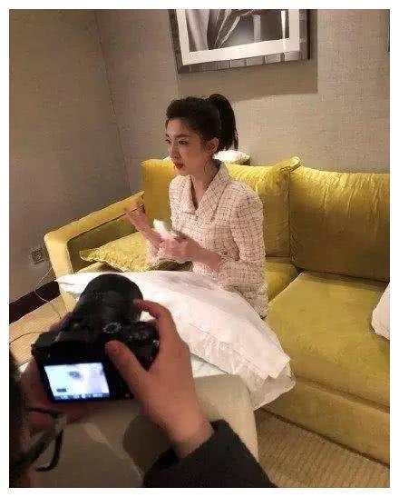 32岁江疏影戴米妮头饰迪士尼游玩,秒变18岁少女,腿好细!