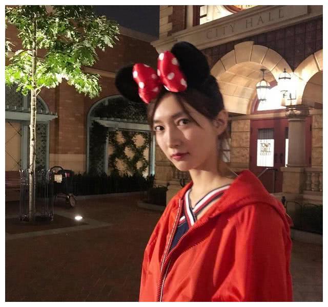 32岁江疏影戴米妮头饰迪士尼游玩,秒变18岁少女,腿好细!