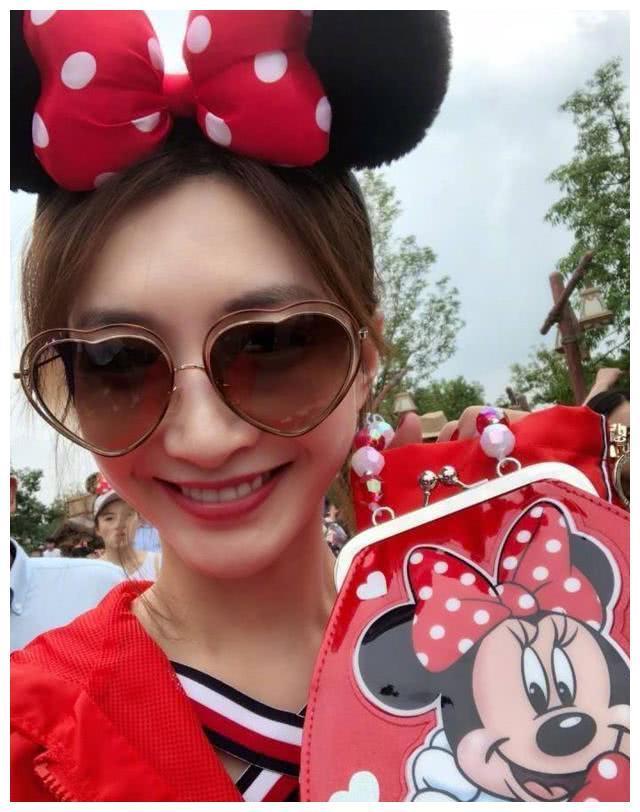 32岁江疏影戴米妮头饰迪士尼游玩,秒变18岁少女,腿好细!