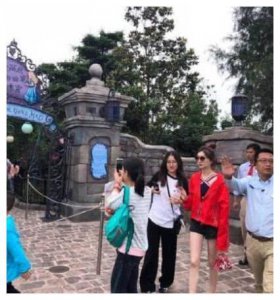​32岁江疏影戴米妮头饰迪士尼游玩，秒变18岁少女，腿好细！