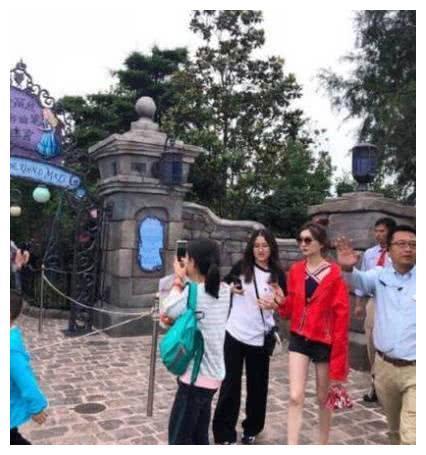 32岁江疏影戴米妮头饰迪士尼游玩,秒变18岁少女,腿好细!