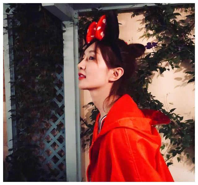 32岁江疏影戴米妮头饰迪士尼游玩,秒变18岁少女,腿好细!