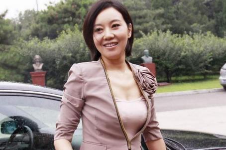 46岁闫妮近照曝光, 曾和胡歌热情激吻, 如今17岁女儿长得貌美如花