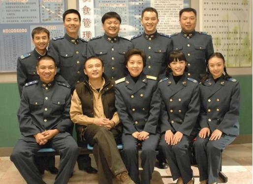 46岁闫妮近照曝光, 曾和胡歌热情激吻, 如今17岁女儿长得貌美如花