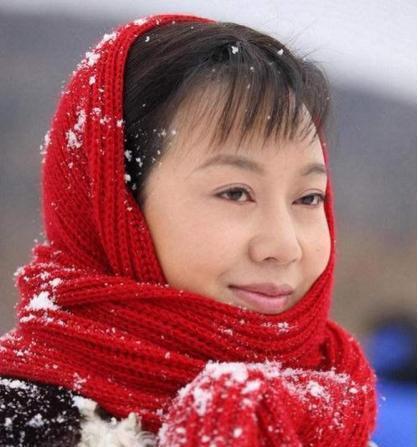 46岁闫妮近照曝光, 曾和胡歌热情激吻, 如今17岁女儿长得貌美如花