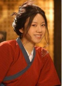 ​46岁闫妮近照曝光, 曾和胡歌热情激吻, 如今17岁女儿长得貌美如花