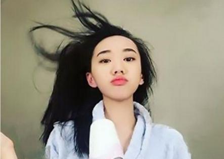 46岁闫妮近照曝光, 曾和胡歌热情激吻, 如今17岁女儿长得貌美如花