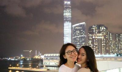 46岁闫妮近照曝光, 曾和胡歌热情激吻, 如今17岁女儿长得貌美如花