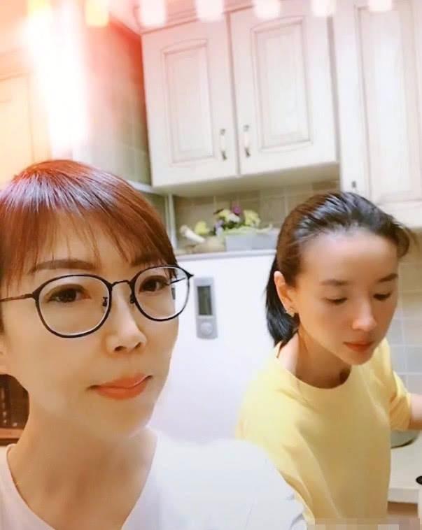 董洁9岁儿子近照曝光,清秀帅气酷似潘粤明