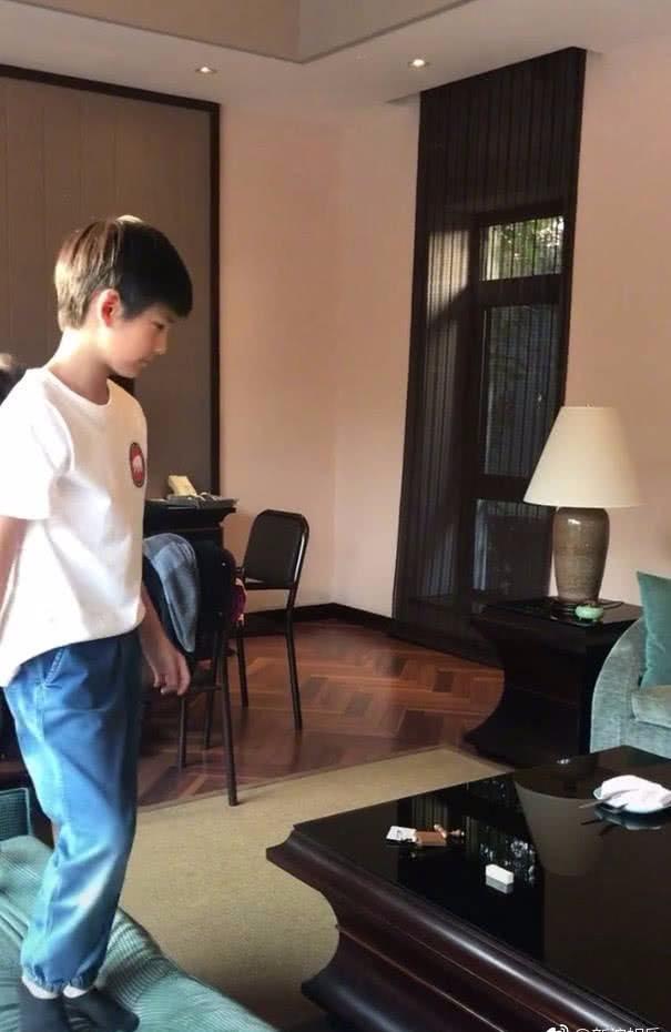 董洁9岁儿子近照曝光,清秀帅气酷似潘粤明