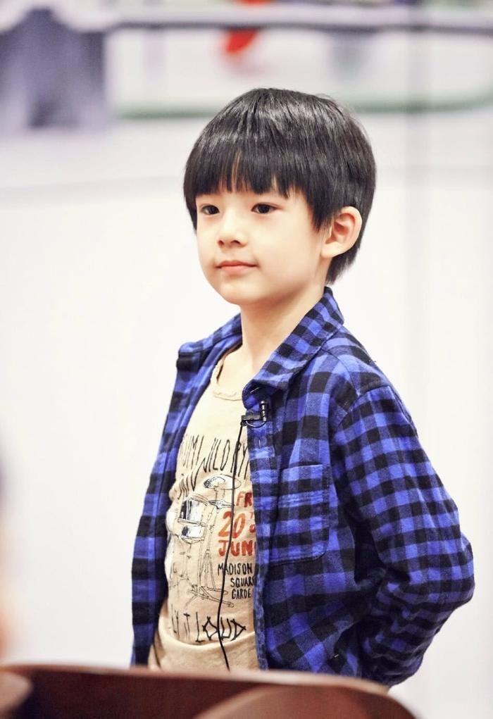 董洁9岁儿子近照曝光,清秀帅气酷似潘粤明